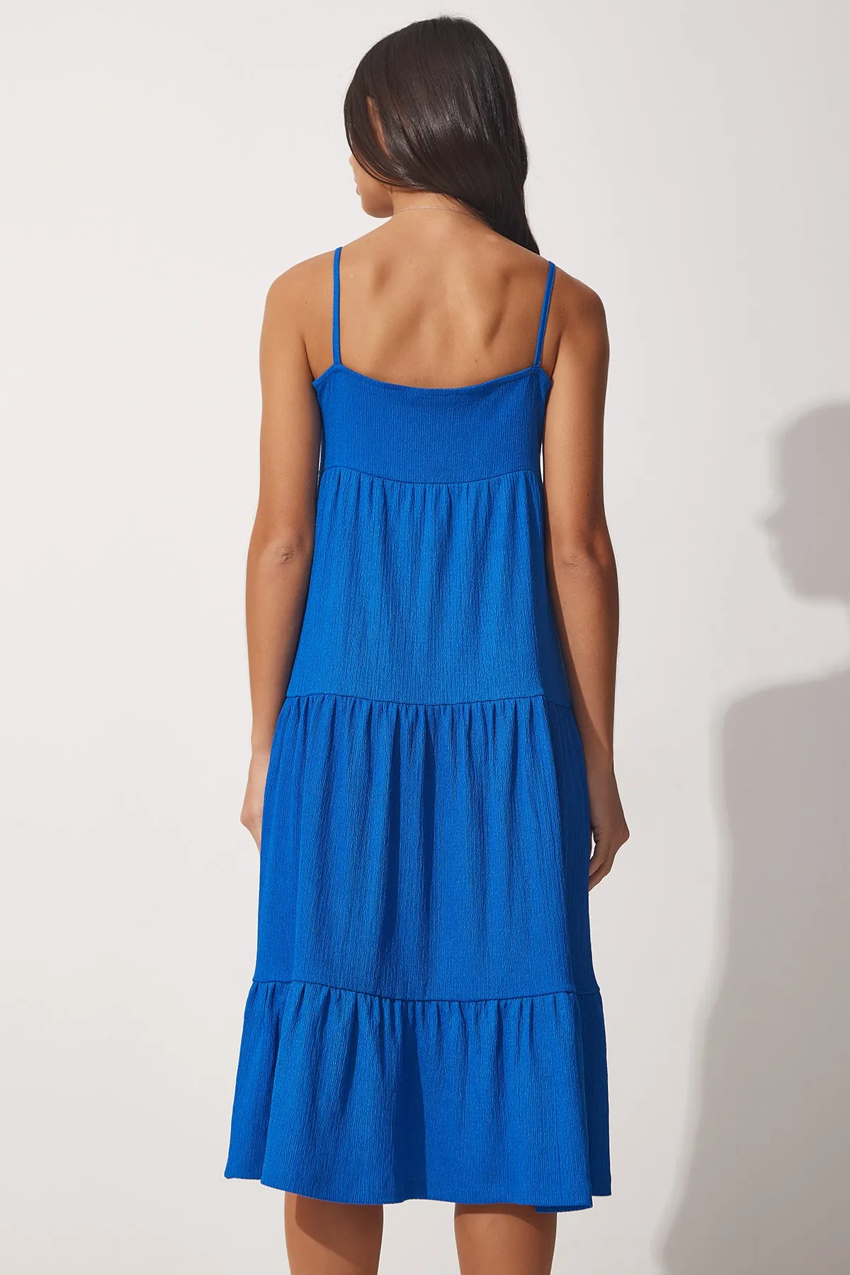 Happiness İstanbul  Blaues Damen-Sommerstrickkleid mit Riemchen und Volant UB00077