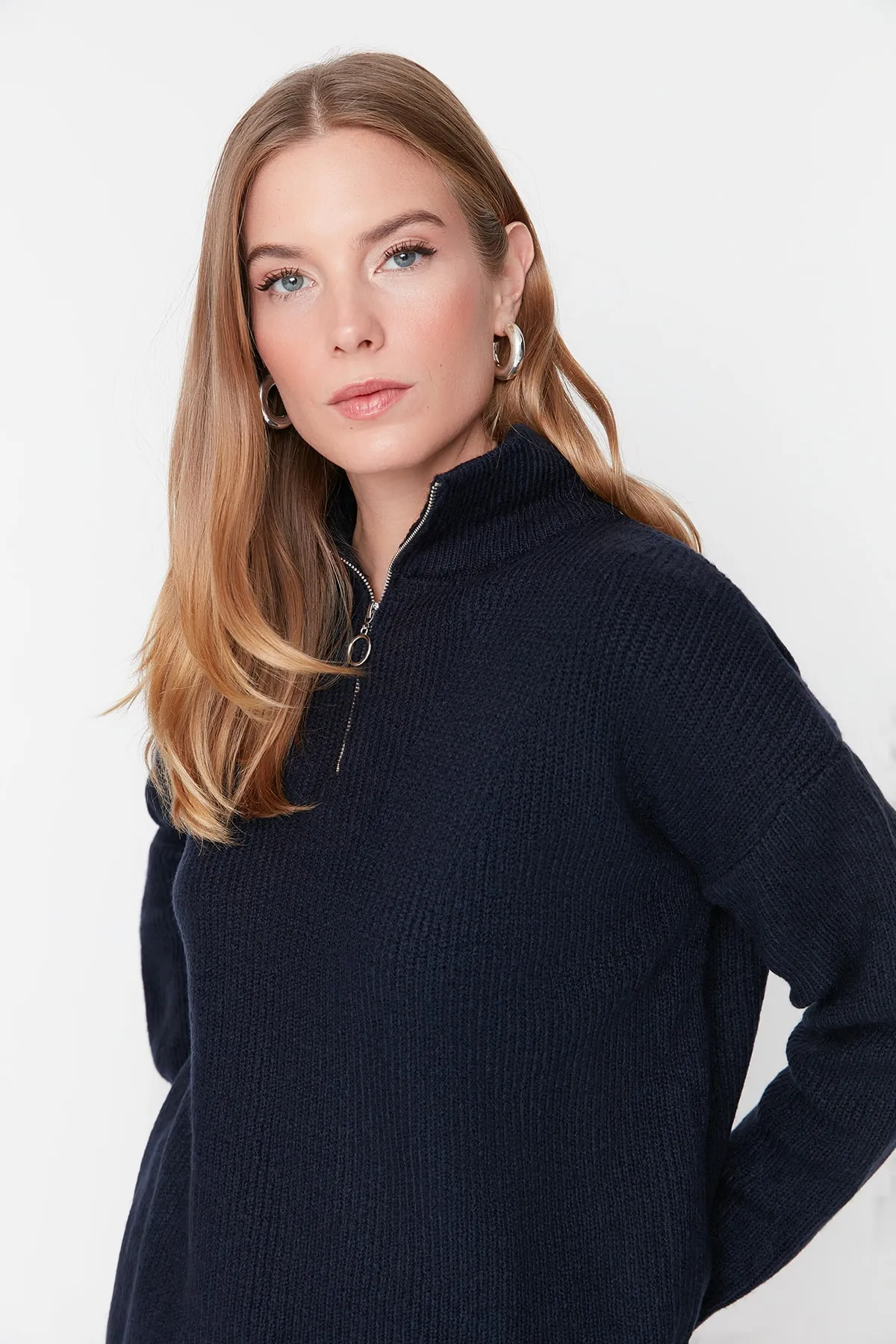 Trendyol Collection  Marineblauer Strickpullover mit weicher Struktur und Reißverschluss TWOAW20XS0009