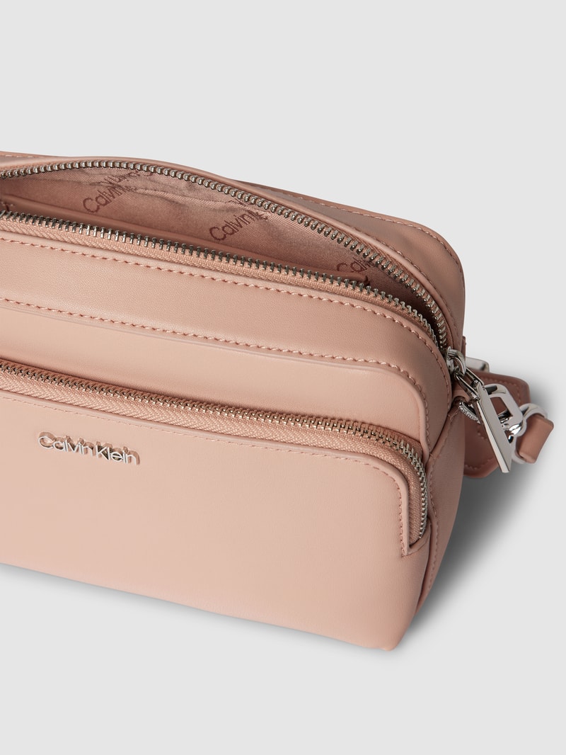 Umhängetasche mit Label-Applikation in rosé