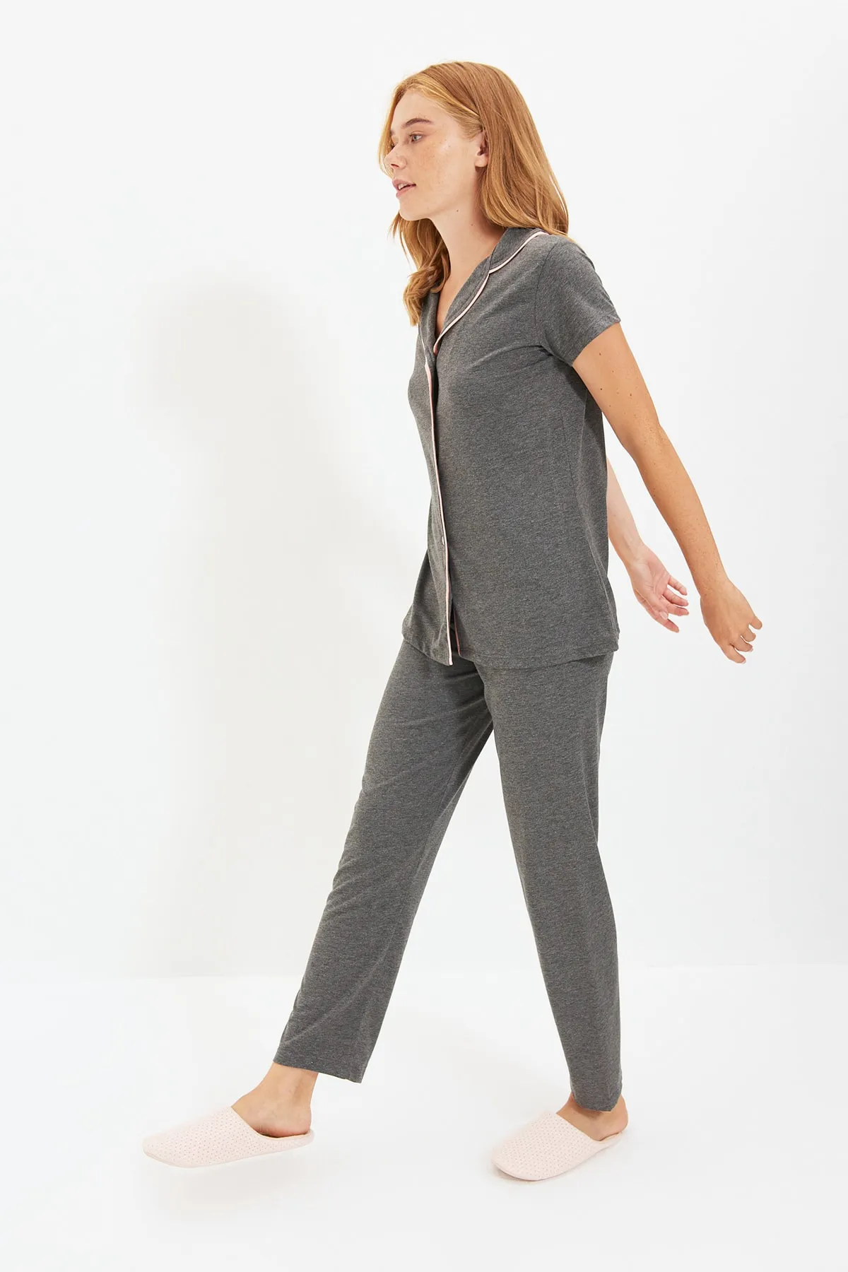 Trendyol Collection  Anthrazitfarbenes, mit Baumwollpaspeln versehenes, gestricktes Pyjama-Set aus Hemd und Hose THMAW22PT1036