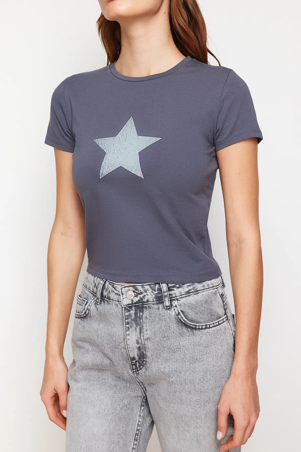 Trendyol Collection  Anthrazitfarbenes, tailliertes/kurzes, flexibles Strick-T-Shirt aus Baumwolle mit Antik-Effekt und Aufdruck TWOSS24TS00031