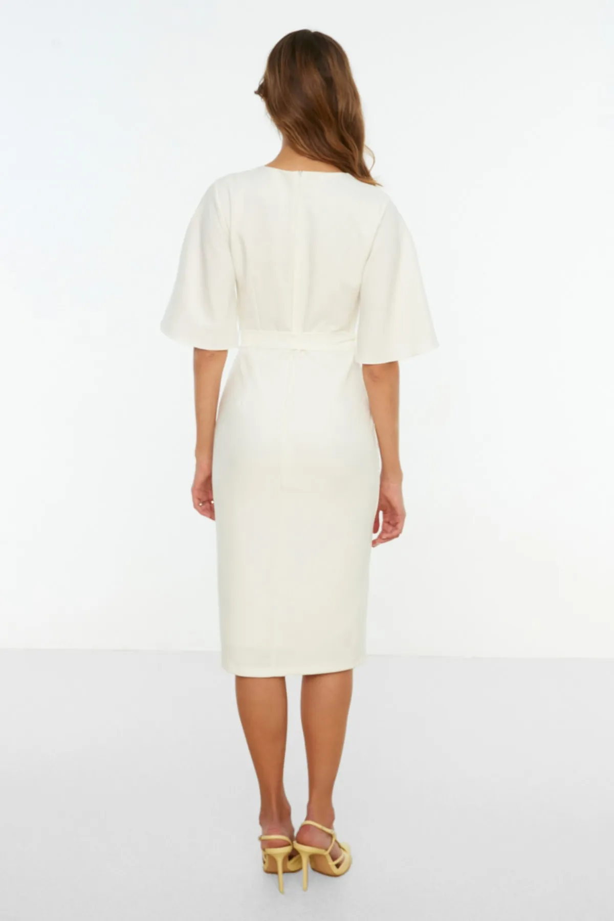 Trendyol Collection  Ecrufarbenes, gewebtes Kleid mit Gürtel TOFAW19BB0167