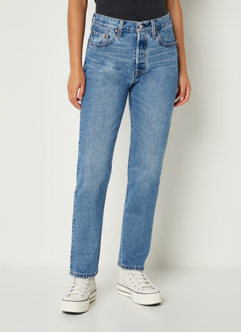 Blugi Levi's 501 cu talie înaltă, croială dreaptă, lungime 7/8, într-o nuanță medie.