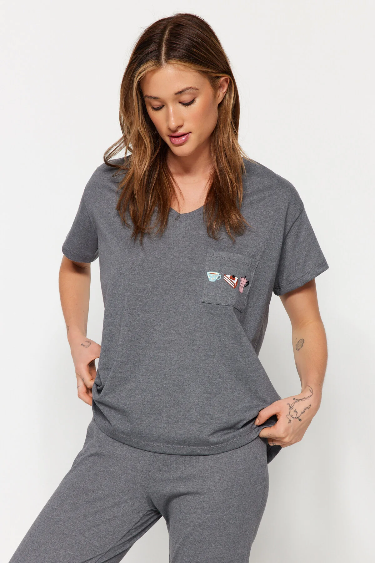 Trendyol Collection  Graues Strick-Pyjama-Set aus 100 % Baumwolle mit Taschendruck und weiter Passform, T-Shirt und Hose THMSS23PT00151