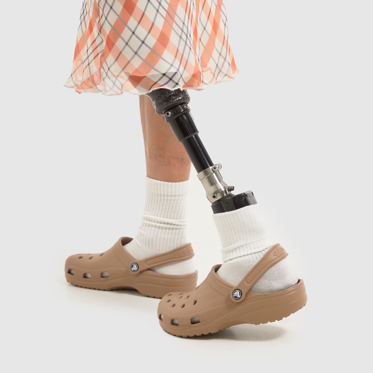 Crocs klasszikus klumpa szandál barna színben