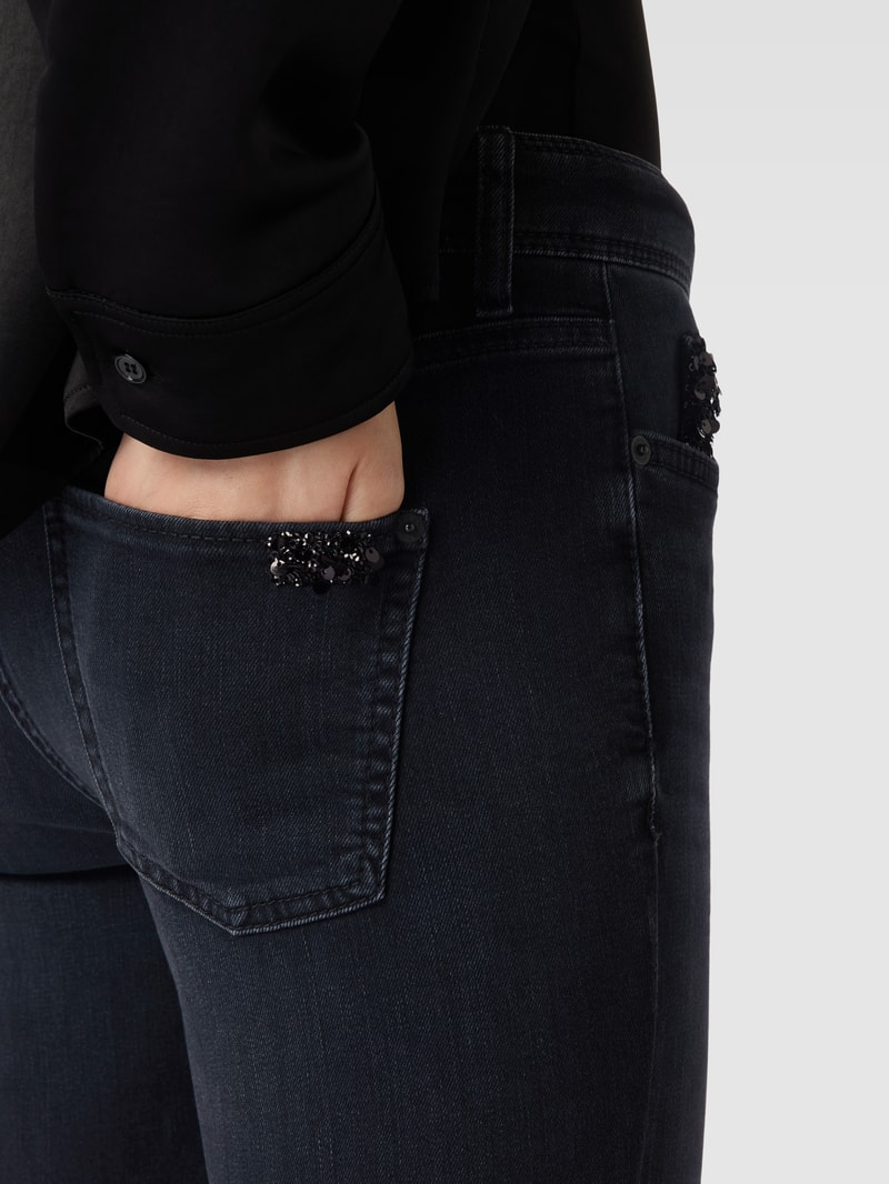 Jeans in verkürzter Passform in schwarz