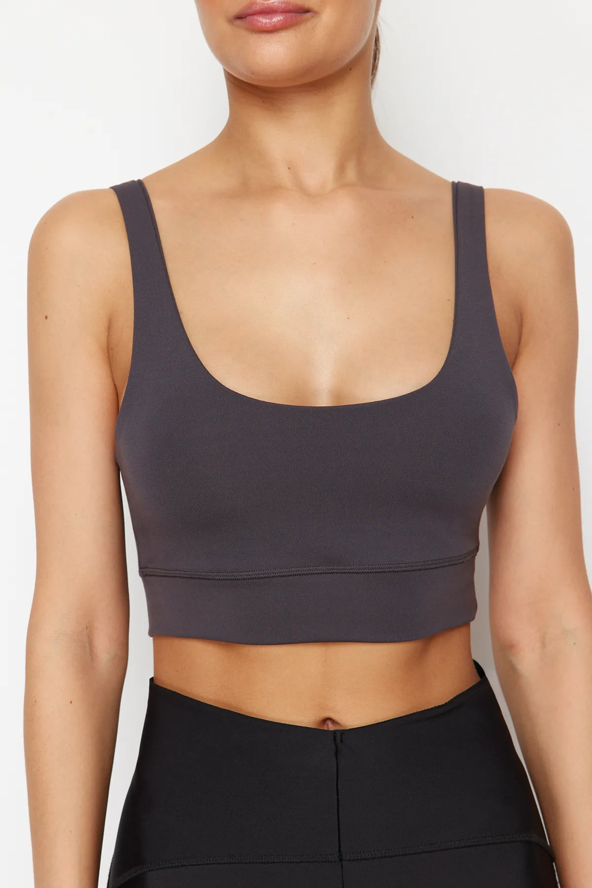 Trendyol Collection  Dunkelanthrazitfarbener Sport-BH aus gebürstetem, weichem Stoff mit verstärktem/formendem, bedrucktem Strick THMSS24SS00008