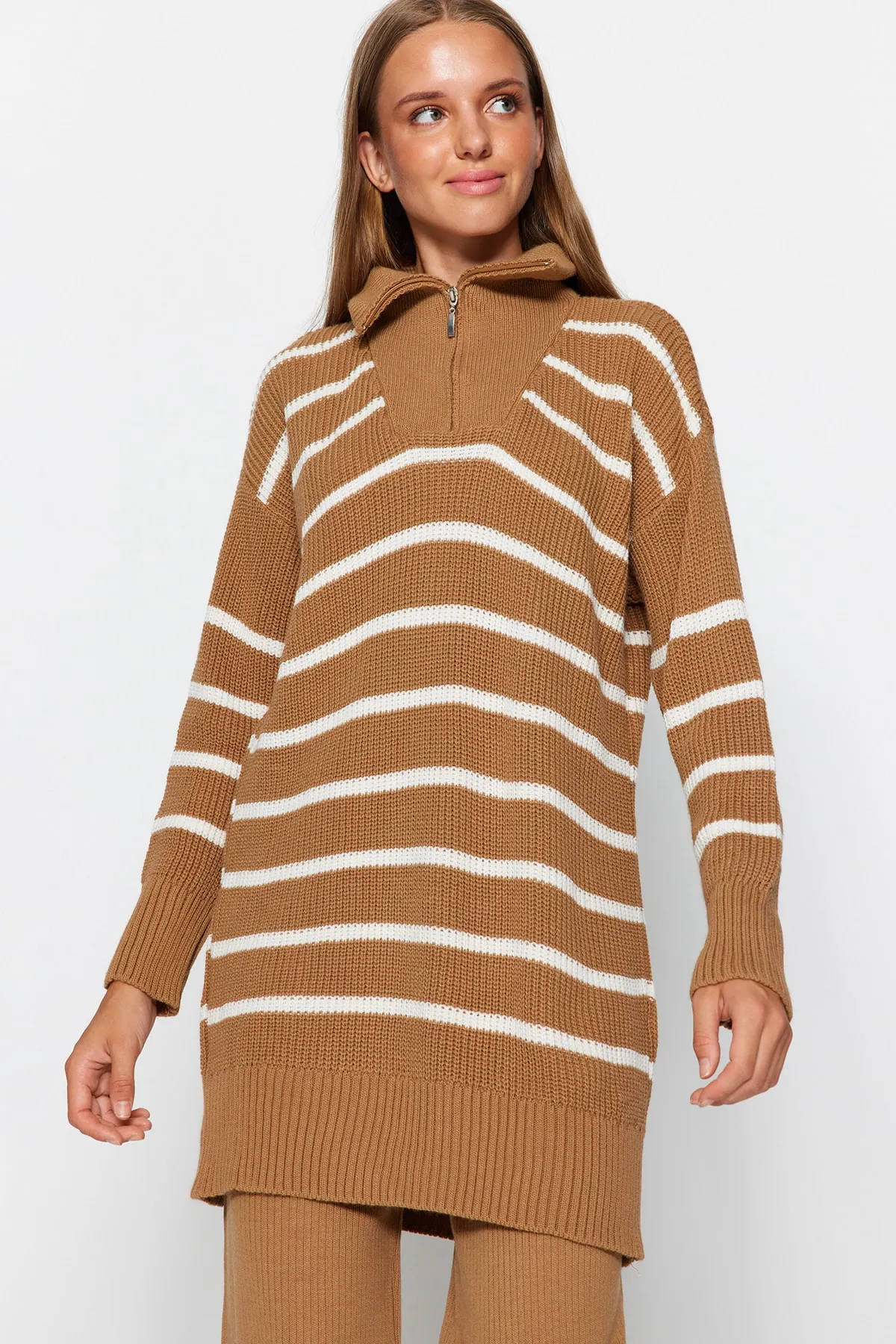 Trendyol Modest  Kamelfarbenes Strickoberteil und -unterteil mit Reißverschlussdetail aus Thessaloniki mit Streifen TCTAW24US00058
