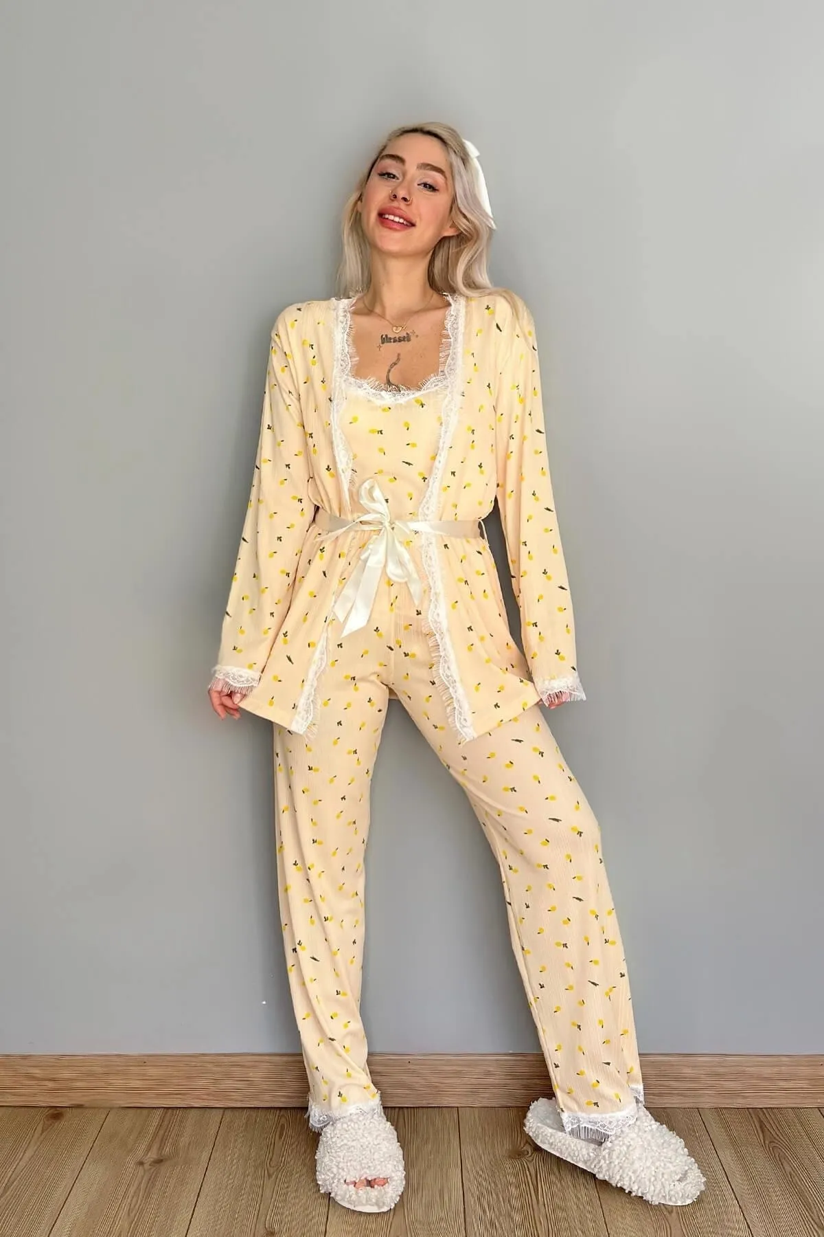 Pijamaevi  Pegasus-Pyjama-Set mit gelbem, zitronengemustertem Morgenmantel