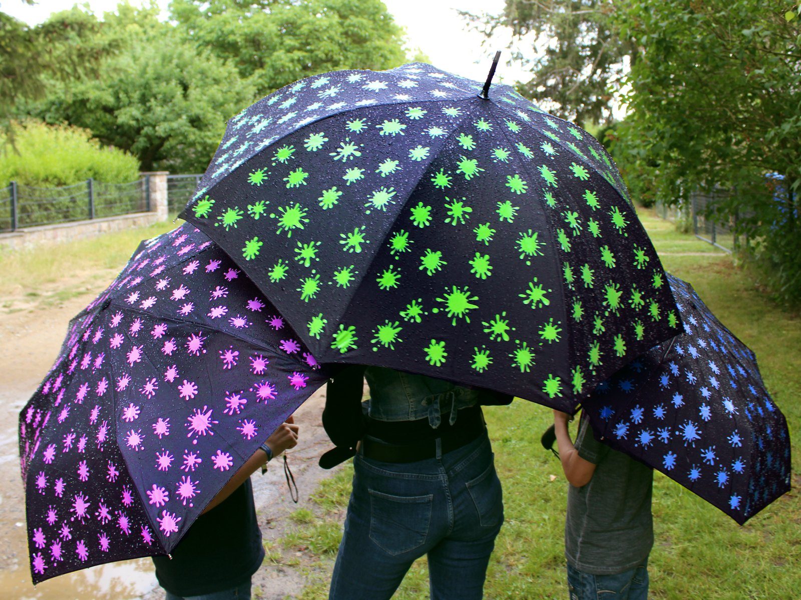 iX-brella Langregenschirm iX-brella Damenschirm mit Automatik und Wet Print, Farbänderung bei Nässe - Farbkleckse neon-grün