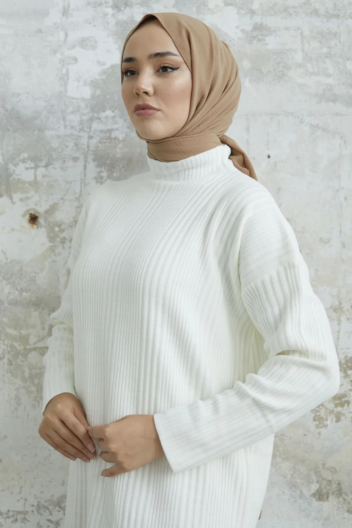 InStyle  Arissa Rollkragenpullover, langes Strickkleid – Weiß