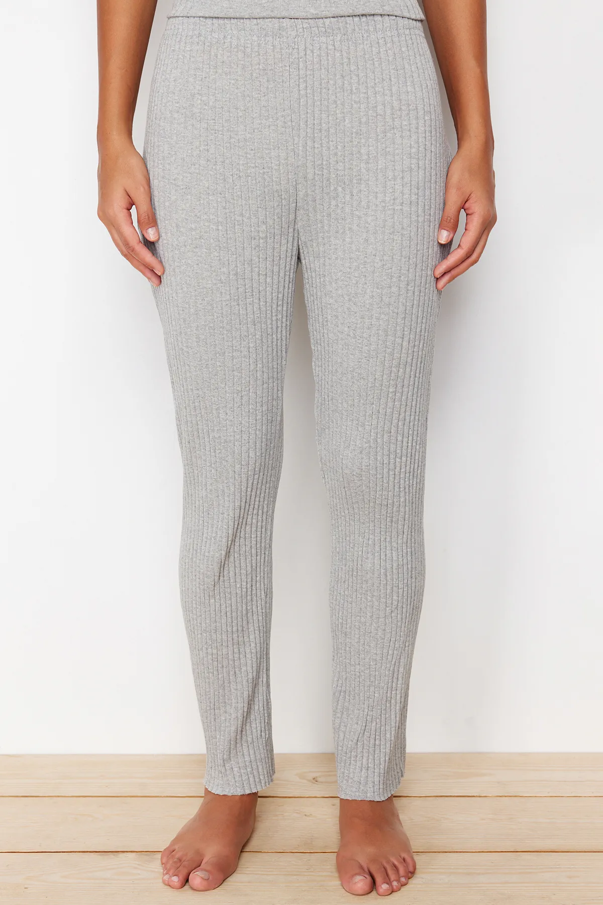 Trendyol Collection  Gestricktes Pyjama-Set aus grauer Baumwolle mit geripptem Schlitz und detailliertem Muster THMSS24PT00178