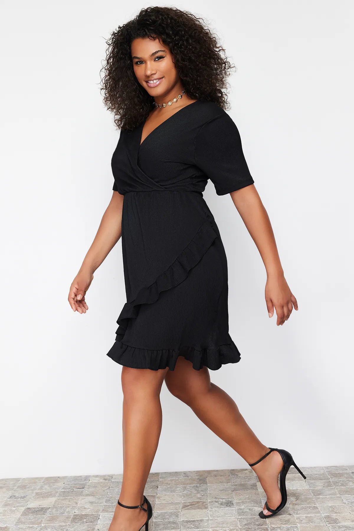 Trendyol Curve  Schwarzes, zweireihiges, mit Volants versehenes Strickkleid. Zweireihiges, mit Volants versehenes Mini-Strickkleid. TBSSS24AH00037