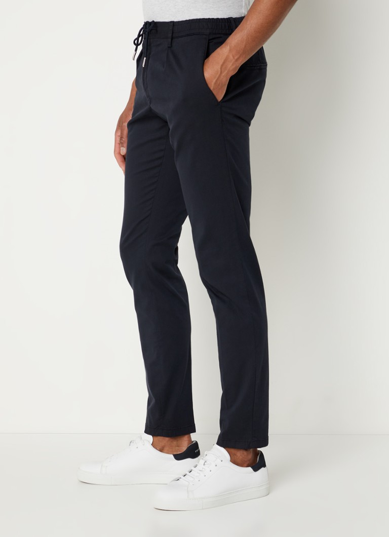 Pantaloni chino Profumo slim fit, confecționați din amestec de lyocell, cu buzunare laterale.