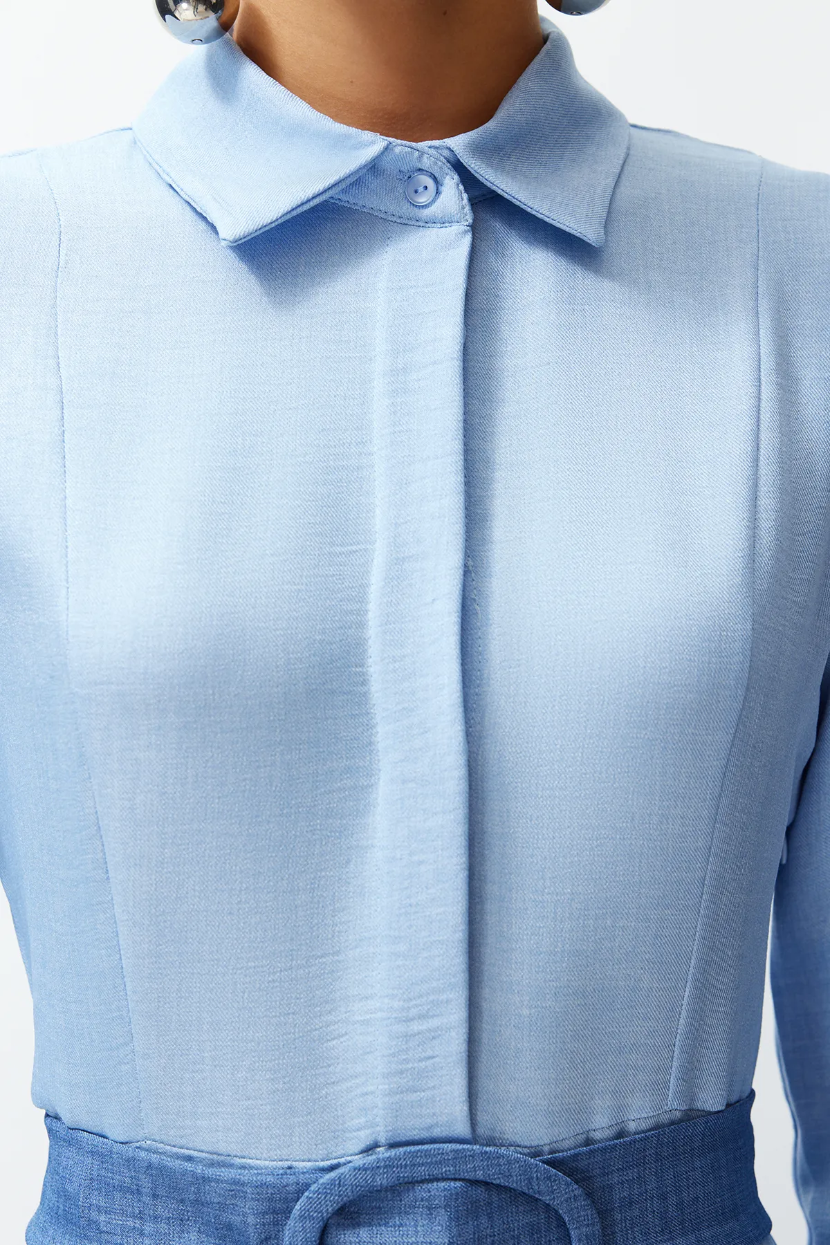 Trendyol Modest  Blaues, gewebtes Hemdkleid mit Blockfarben TCTSS24EB00119