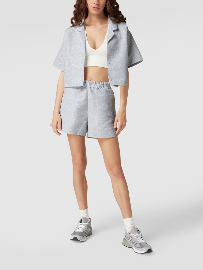 Shorts mit floralem Allover-Muster in hellblau
