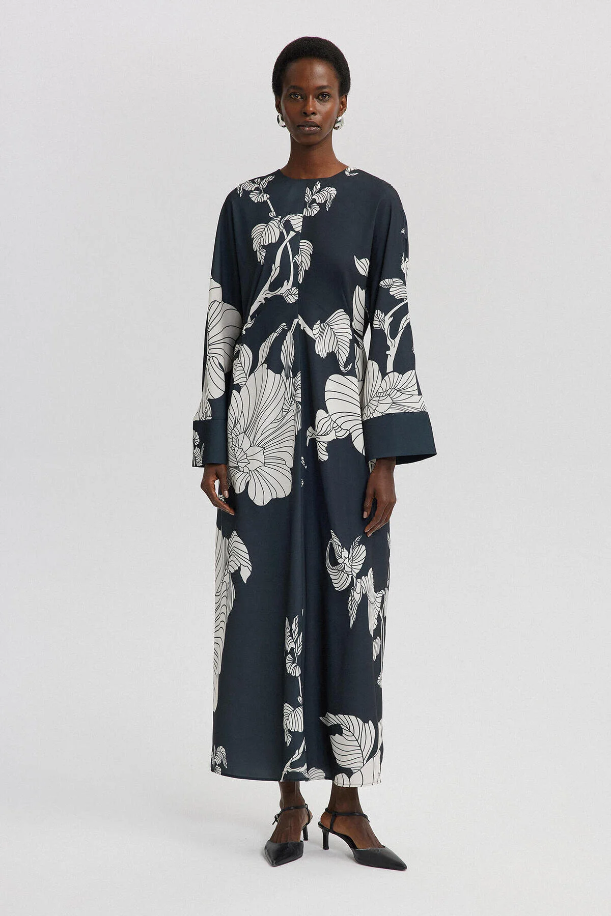 Touché Privé  KLEID AUS SATIN MIT GÜRTEL