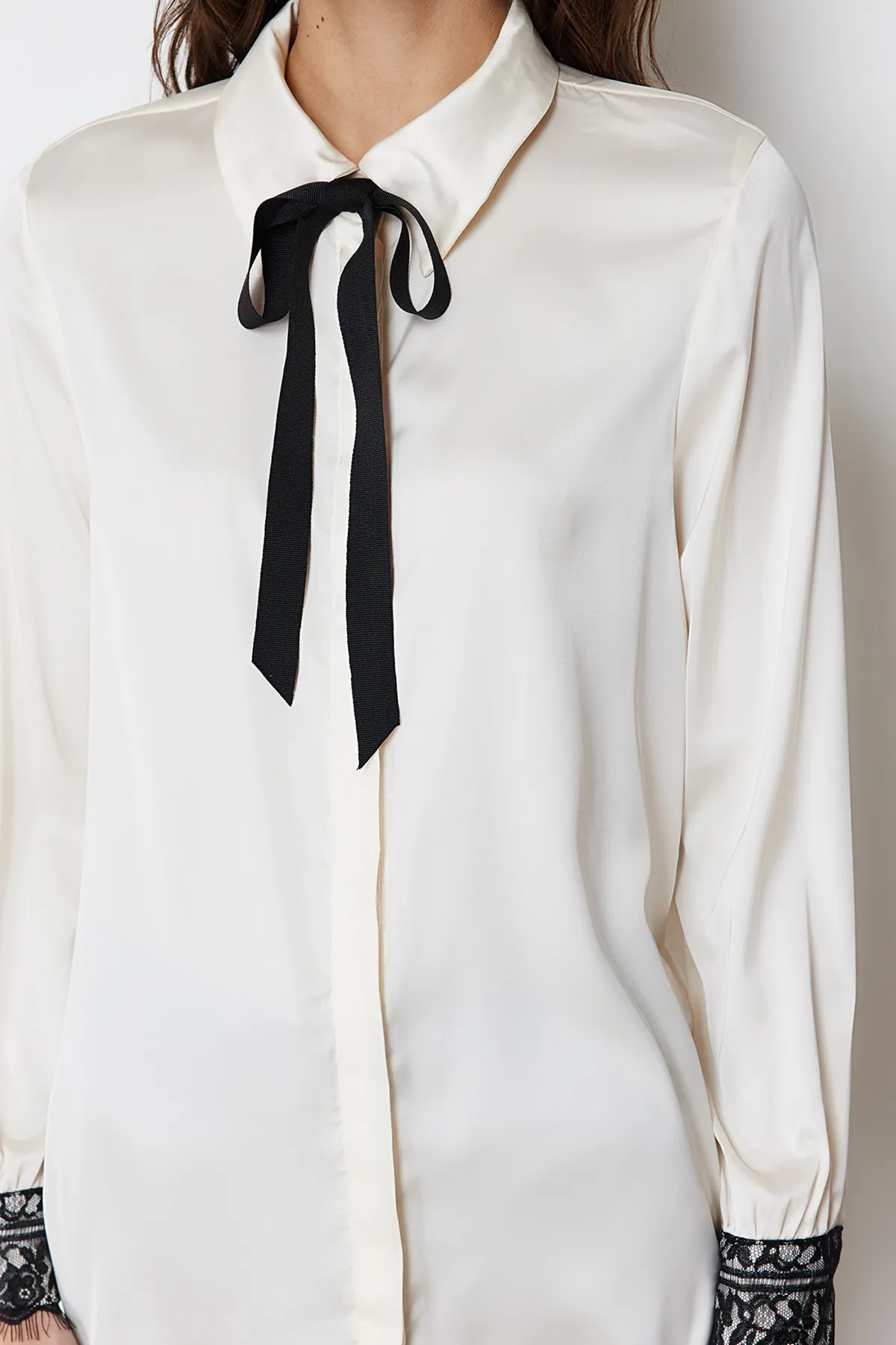 Trendyol Modest  Steinfarbenes, mit Spitzendetails verziertes Satin-Gewebehemd TCTSS24TG00024