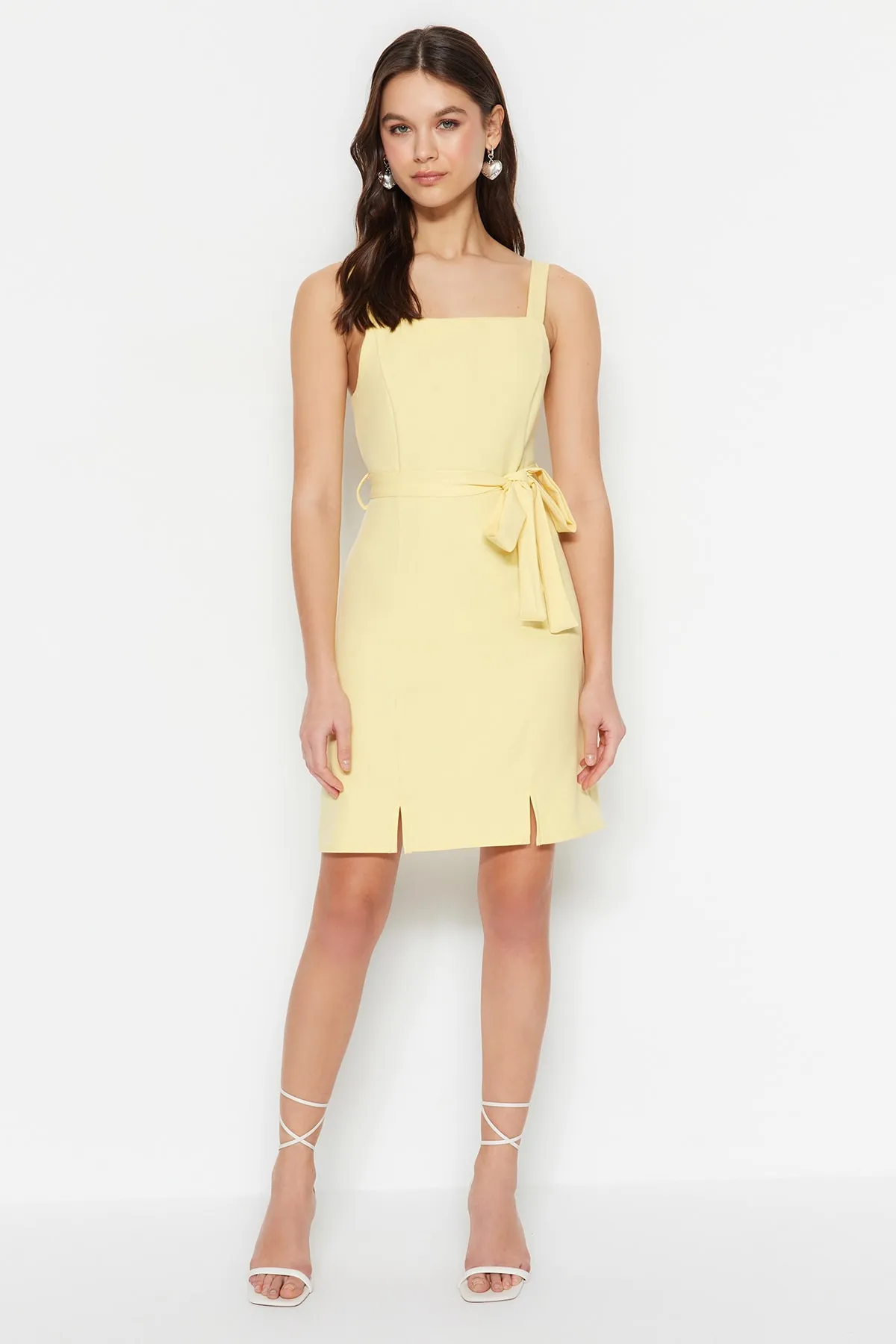Trendyol Collection  Gelbes, gerade geschnittenes Mini-Webkleid mit Schlitz und quadratischem Ausschnitt und Gürtel TWOSS20EL0977