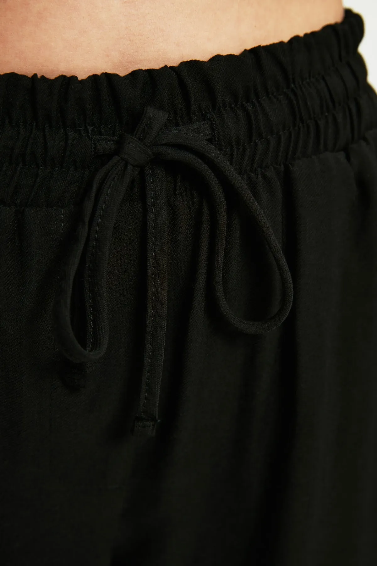 Trendyol Collection  Schwarze Jogger-Webhose mit elastischem Bund TWOSS20PL0129