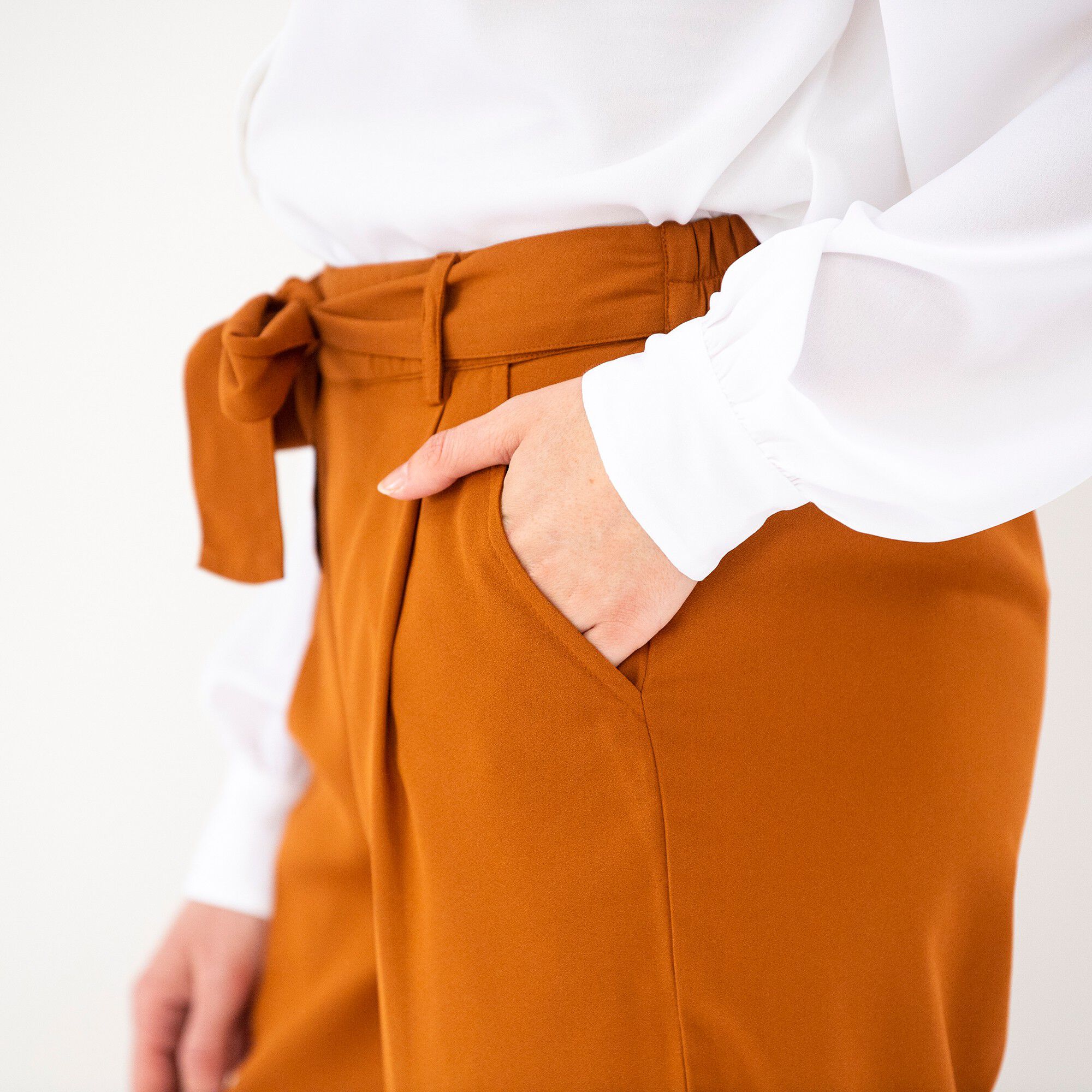 Pantalon large fluide, taille ceinturée, uni