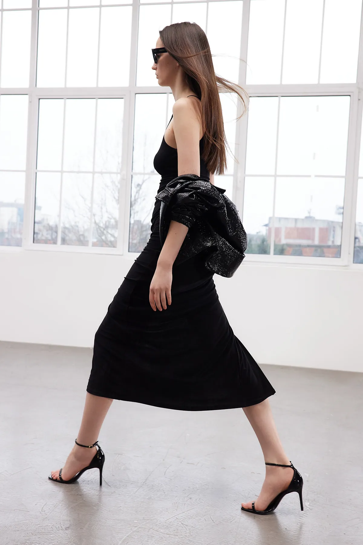 Trendyol Collection  Schwarzes Neckholder-Bleistiftkleid mit drapiertem, figurbetontem Schnitt und flexiblem Maxi-Kleid in limitierter Auflage TWOSS24EL00557