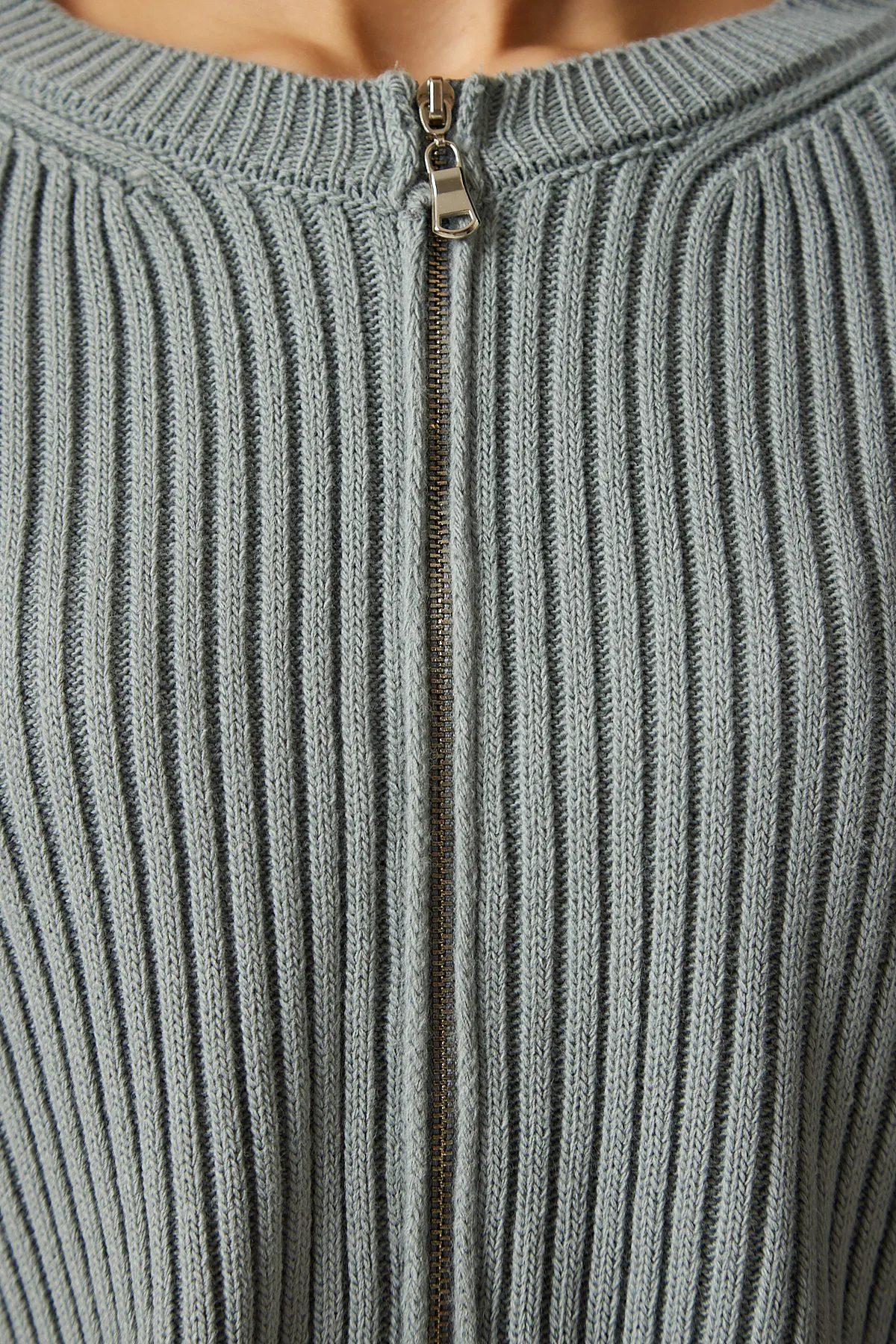 Happiness İstanbul  Gerippter Crop-Strick-Cardigan mit Reißverschluss in Stone für Damen PF00053