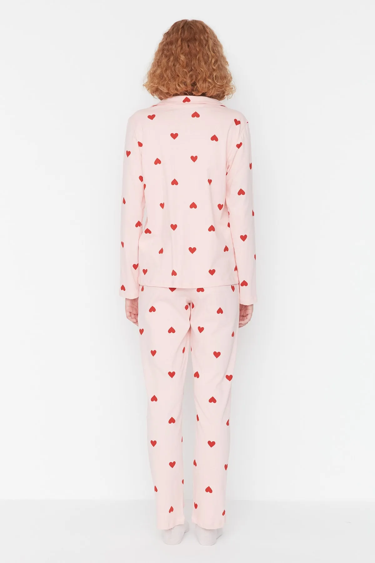 Trendyol Collection  Rosa gestricktes Pyjama-Set aus Hemd und Hose aus 100 % Baumwolle mit Herzmuster THMAW21PT0548