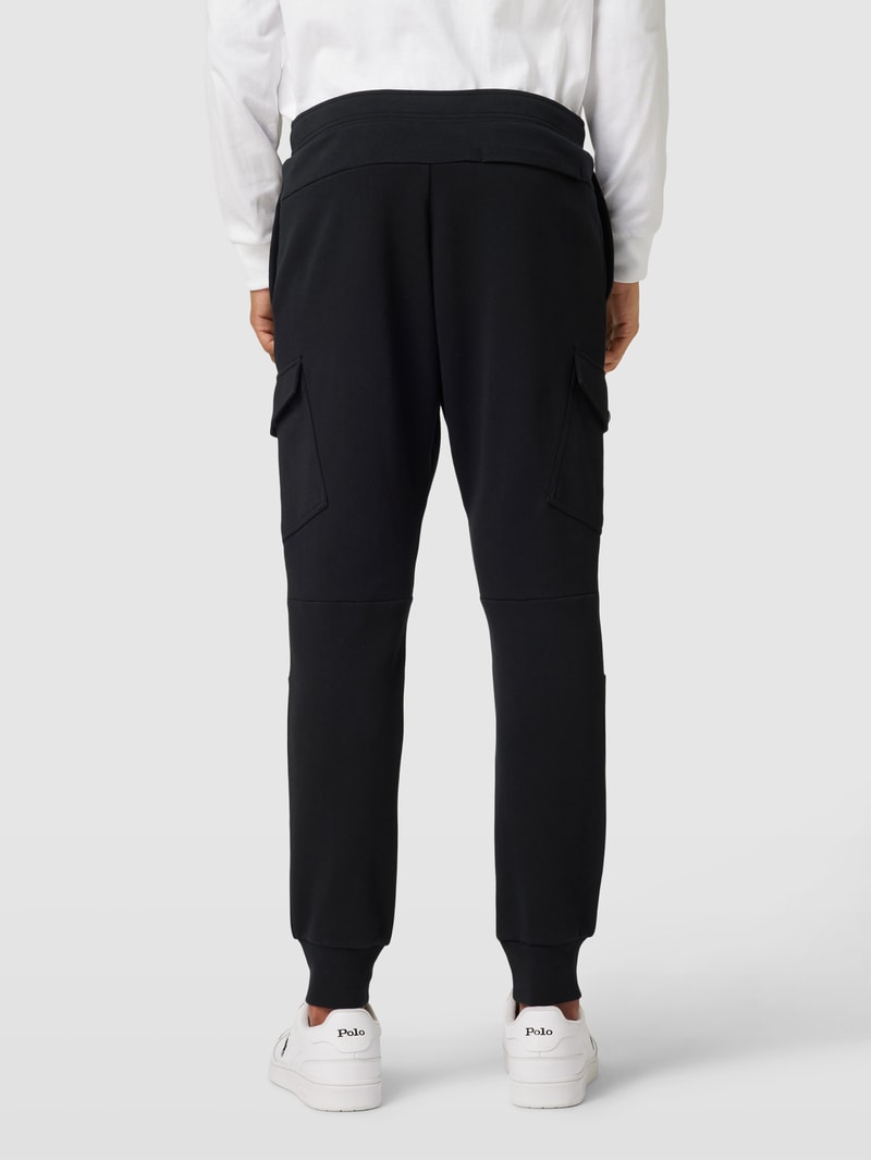 Sweatpants mit Cargotaschen in schwarz