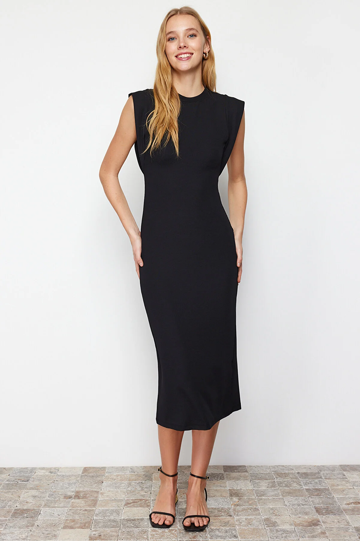 Trendyol Collection  Schwarzes, tailliertes, geripptes, flexibles Midi-Bleistiftkleid aus Strick mit Mondärmeln TWOSS24EL00187