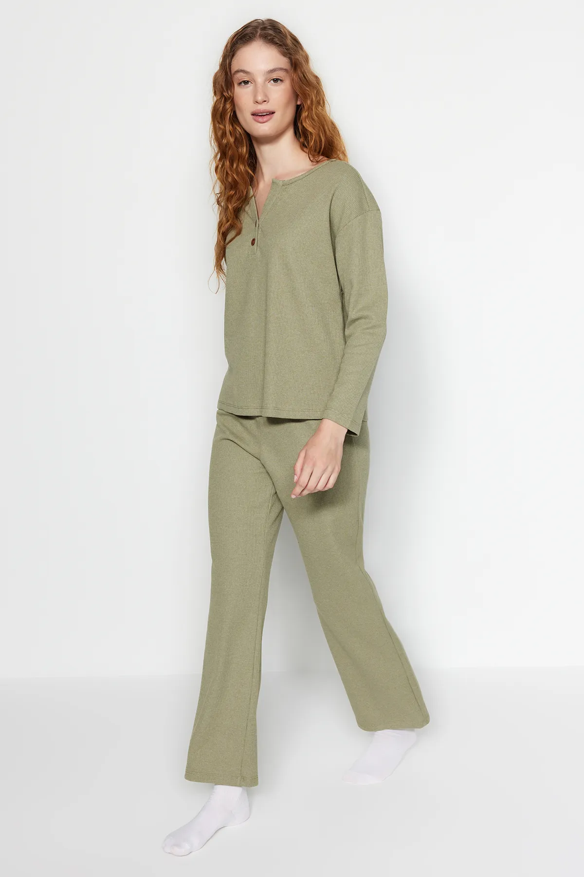 Trendyol Collection  Grünes Waffel-T-Shirt-Hosen-Strick-Pyjama-Set THMAW24PT00126