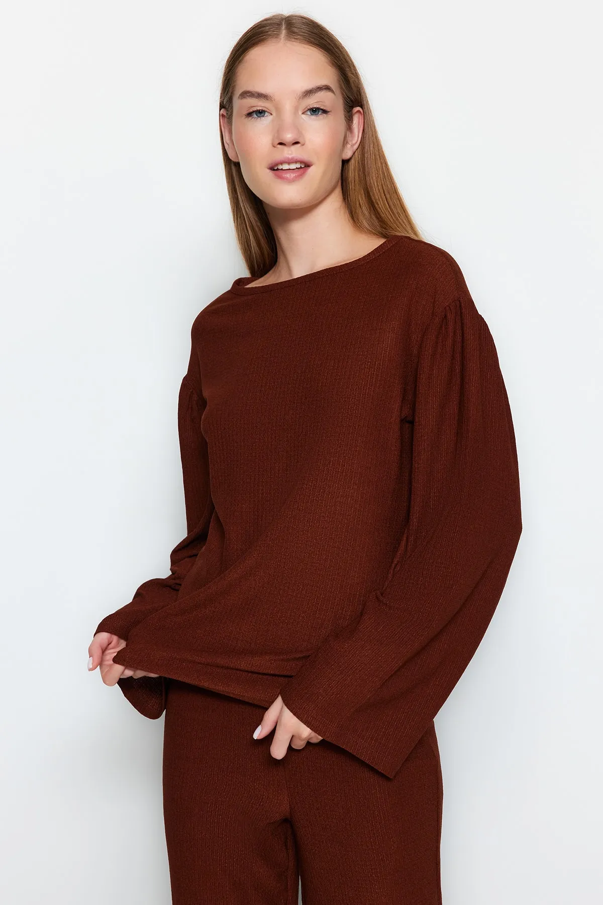 Trendyol Collection  Braunes, gestricktes Pyjama-Set mit T-Shirt und Hose mit Raffung und Wickeldesign THMAW24PT00134