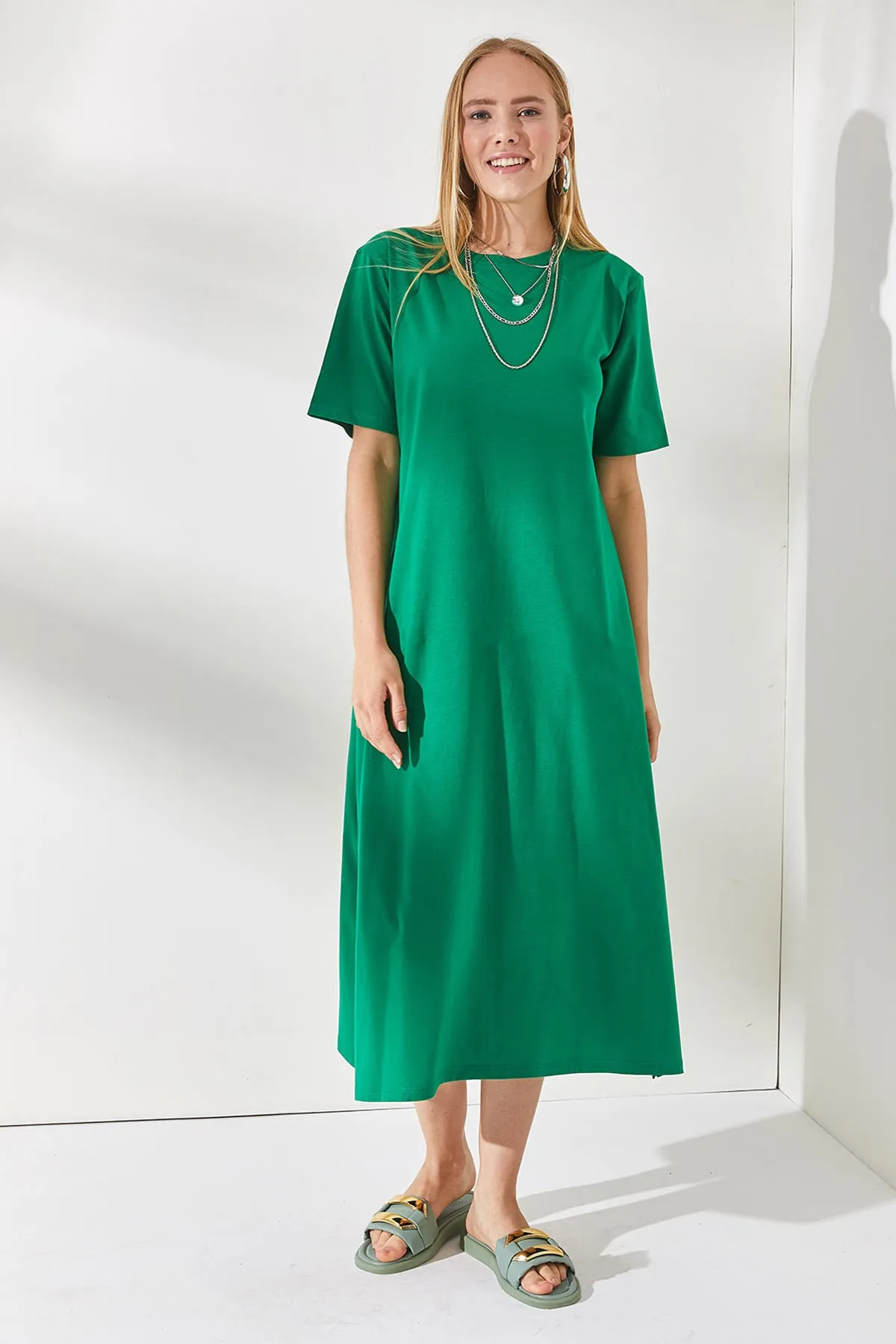 Olalook  Grasgrünes Oversize-Baumwollkleid für Damen mit Seitenschlitzen ELB-19001880