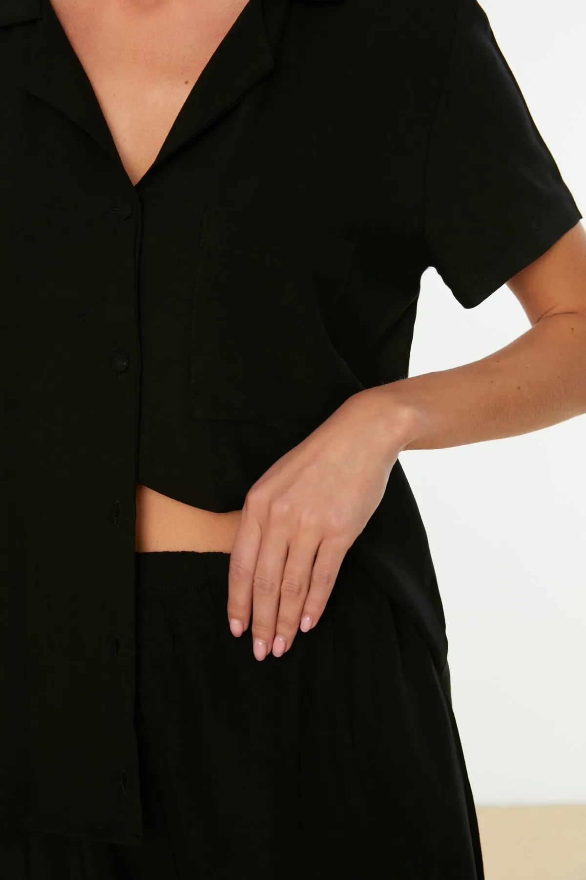 Trendyol Collection  Schwarzes, gewebtes Pyjama-Set aus Hemd und Shorts aus Viskose THMSS19PT0004