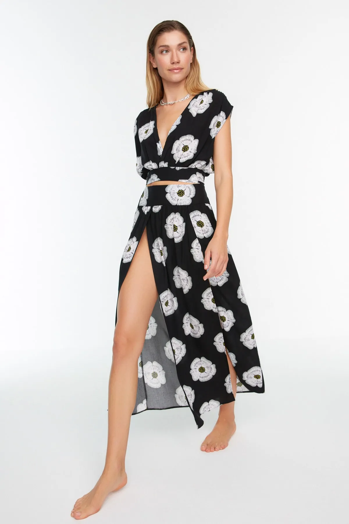 Trendyol Collection  Set aus Oberteil und Unterteil mit floralem Muster und Schlitz TBESS22AU0103