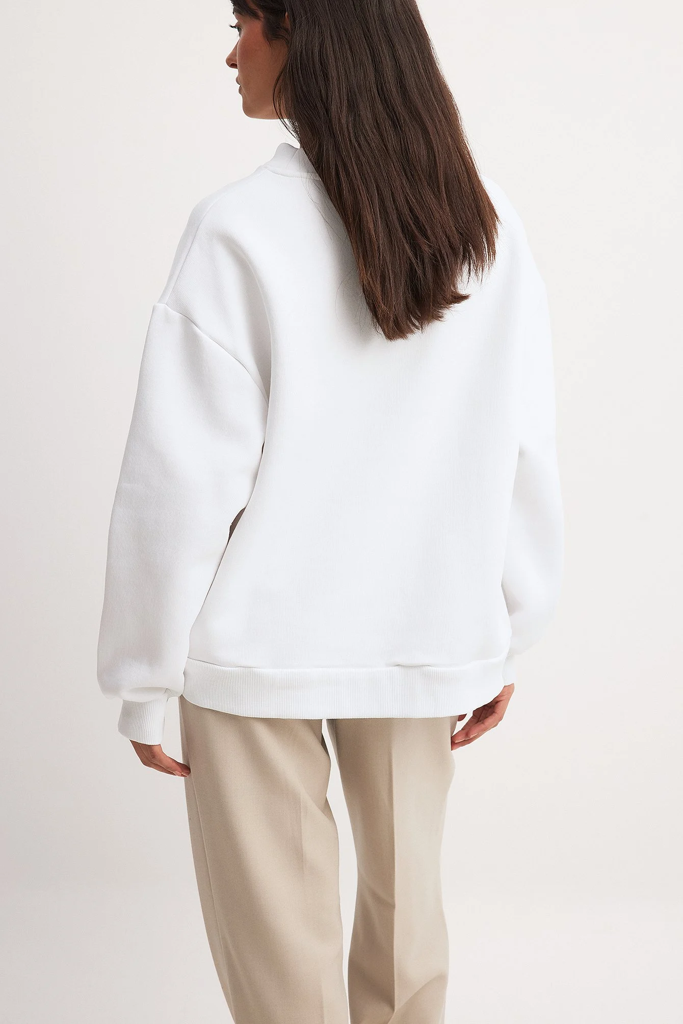 Hochgeschnittener Pullover mit Detail