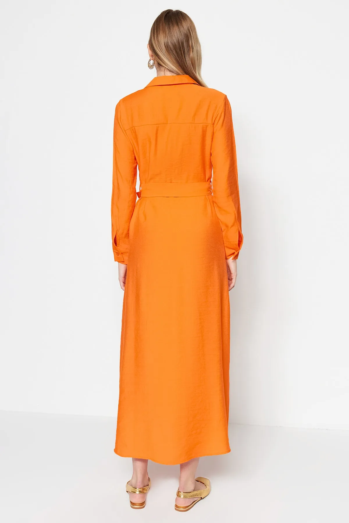 Trendyol Modest  Orangefarbenes, gewebtes Hemdkleid in Leinenoptik mit Gürteltaschen und detaillierten Details TCTSS23EB00059