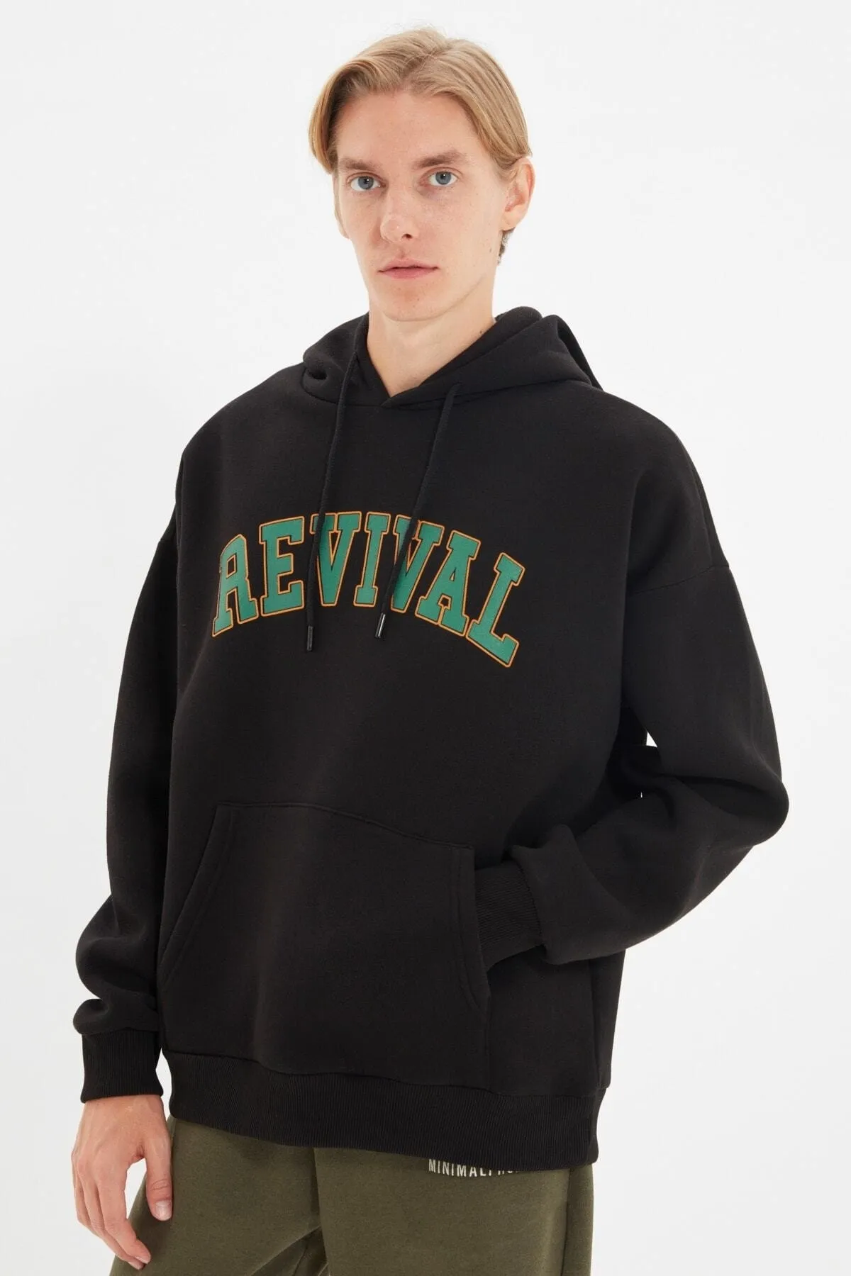 Trendyol Collection  Schwarzes, übergroßes/weit geschnittenes Unisex-Sweatshirt mit Kapuze und Textdruck TMNAW22SW1462