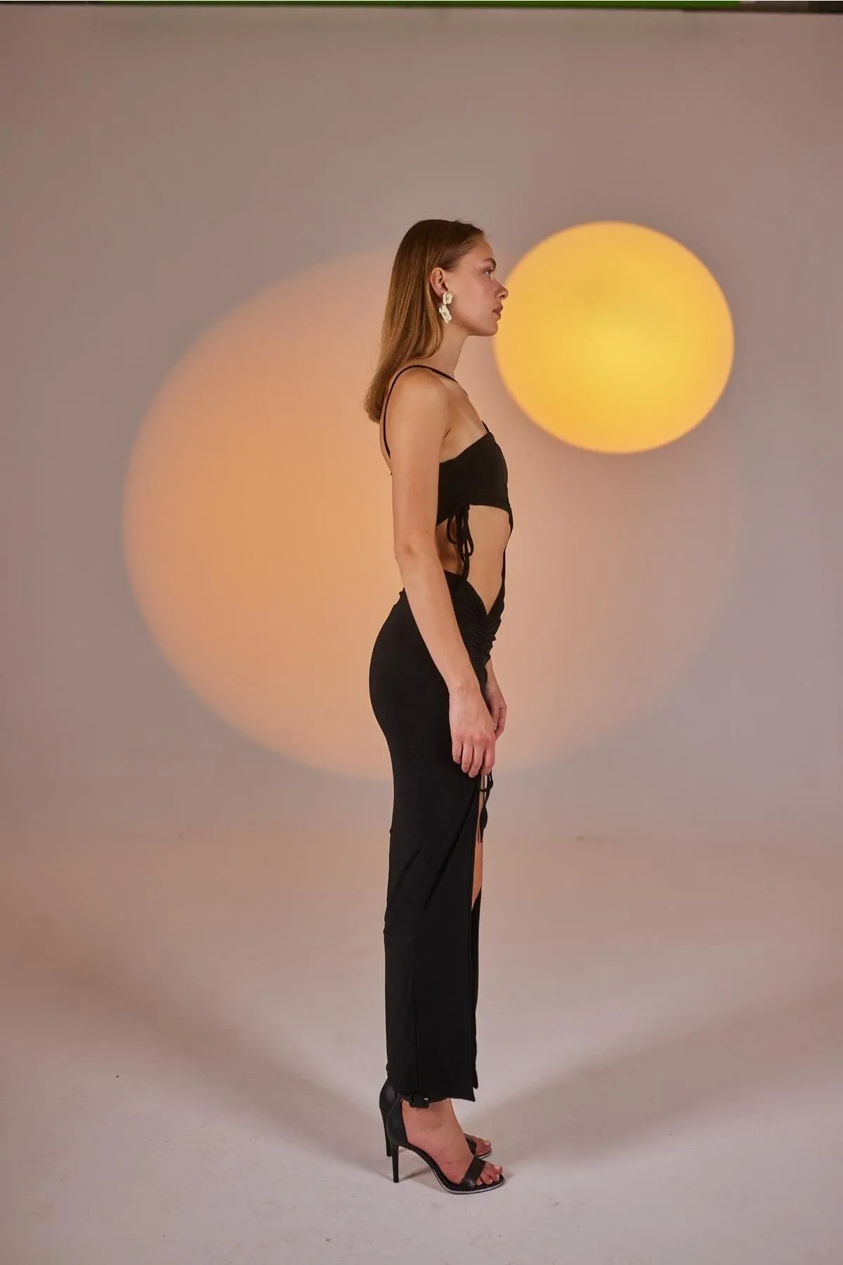 HOLLY LOLLY  One-Shoulder, Mid-Shoulder, Schlitz, flexibles Ellie-Kleid, Schwarz