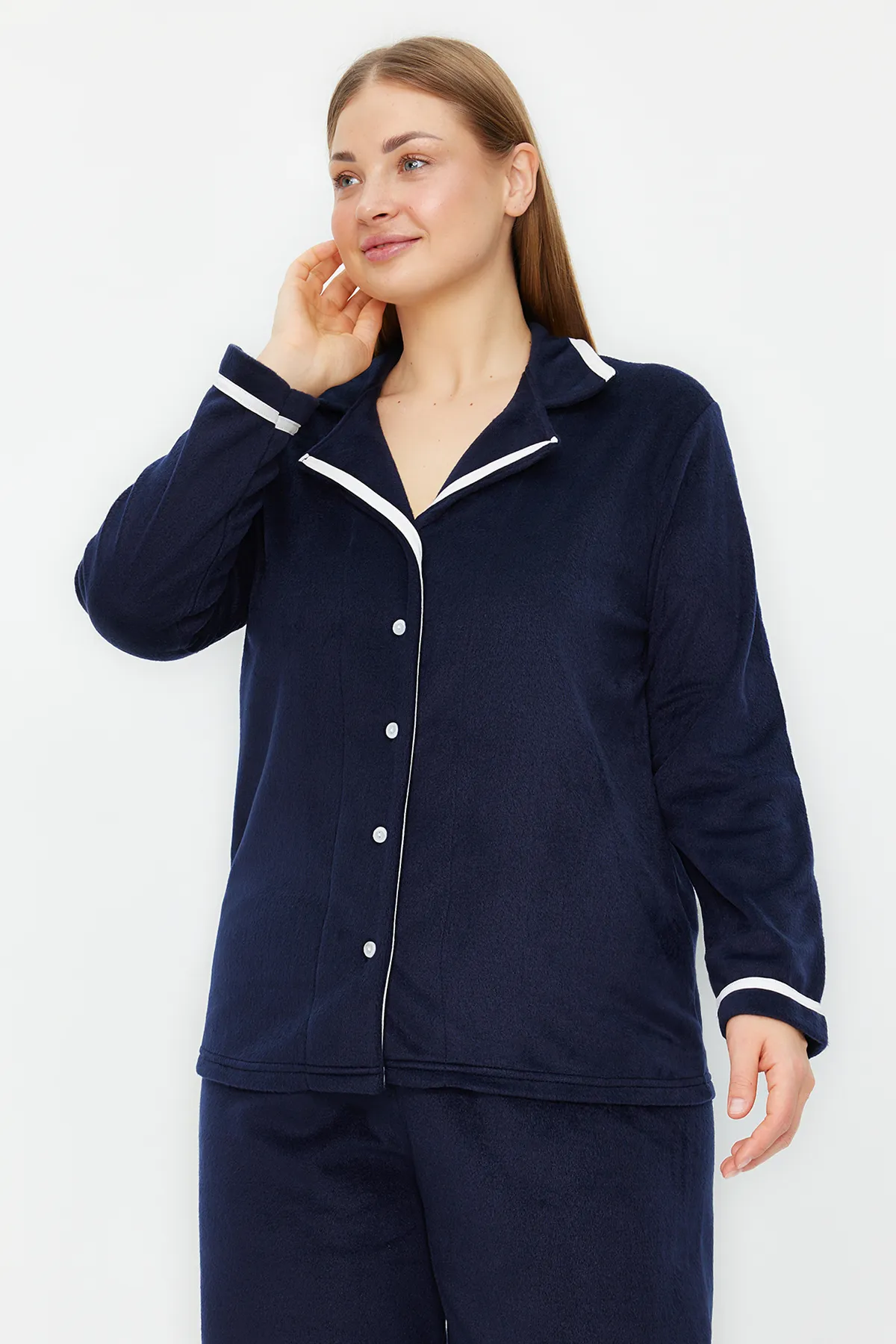 Trendyol Curve  Marineblaues Fleece-Schlafanzug-Set mit gestreiftem Strickmuster TBBAW24AI00041
