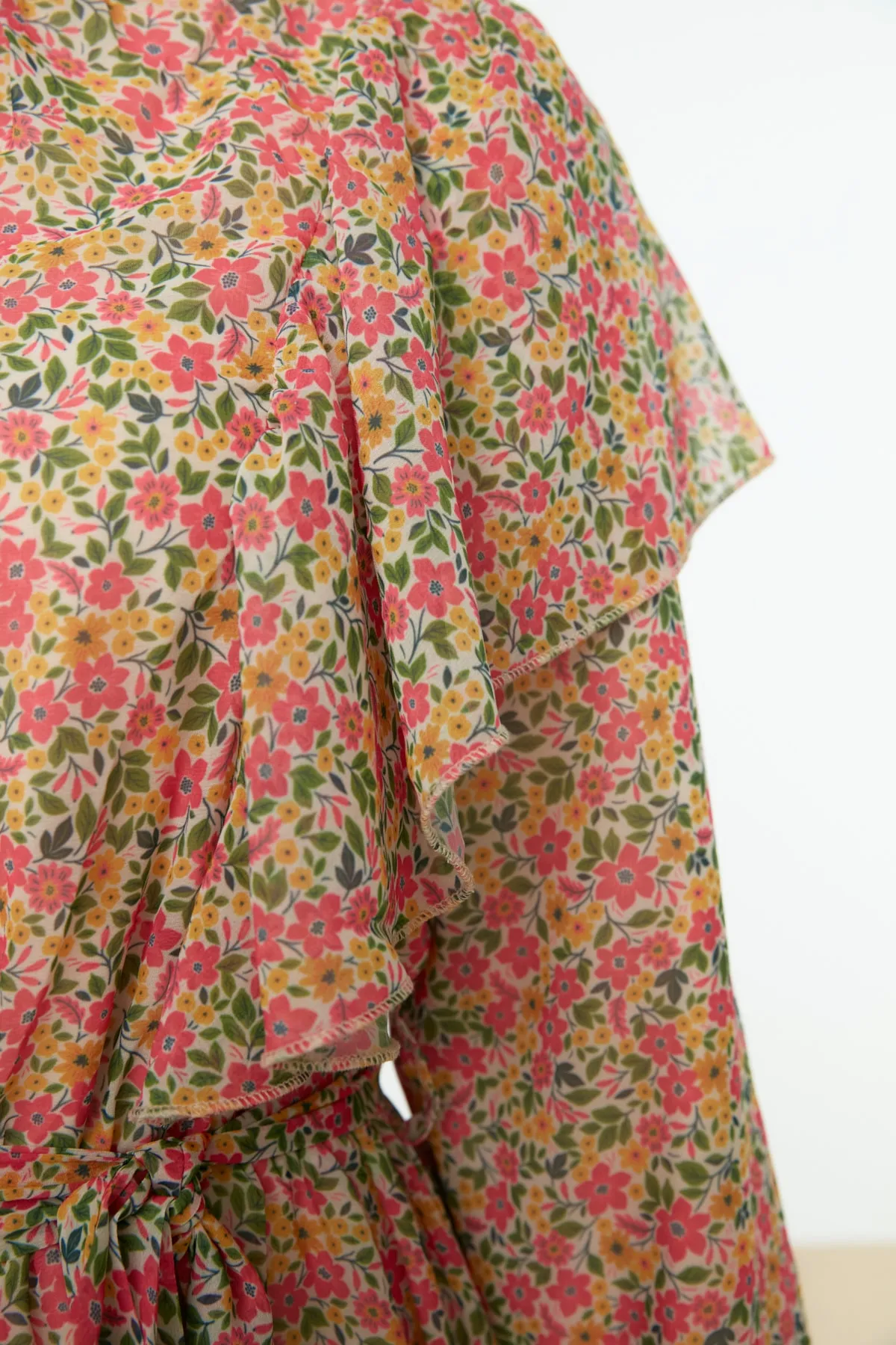 Trendyol Modest  Mehrfarbiges Kleid aus gewebtem Chiffon mit Blumenmuster, Gürtel, Schwungrad-Details und Futter TCTSS22EB0146