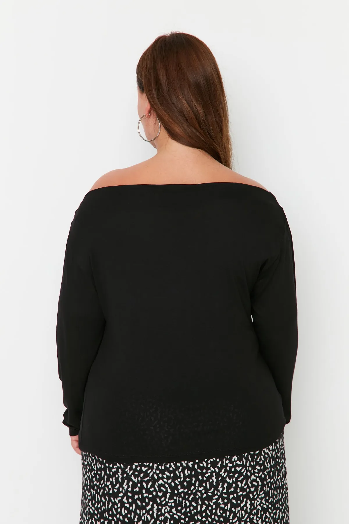 Trendyol Curve  Schwarze Strickbluse mit Carmenkragen TBBAW23AF00031