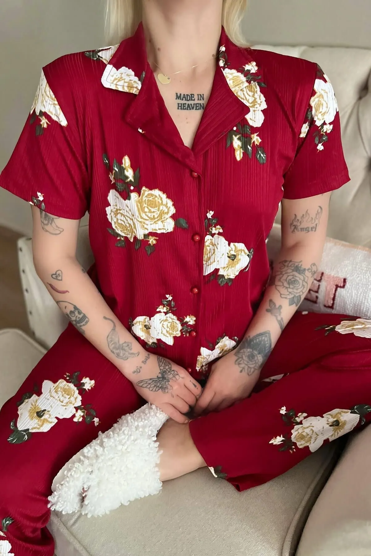 Pijamaevi  Burgunderfarbener Damen-Pyjama mit Blumenmuster, gestrickt, vorne geknöpft, kurzärmlig