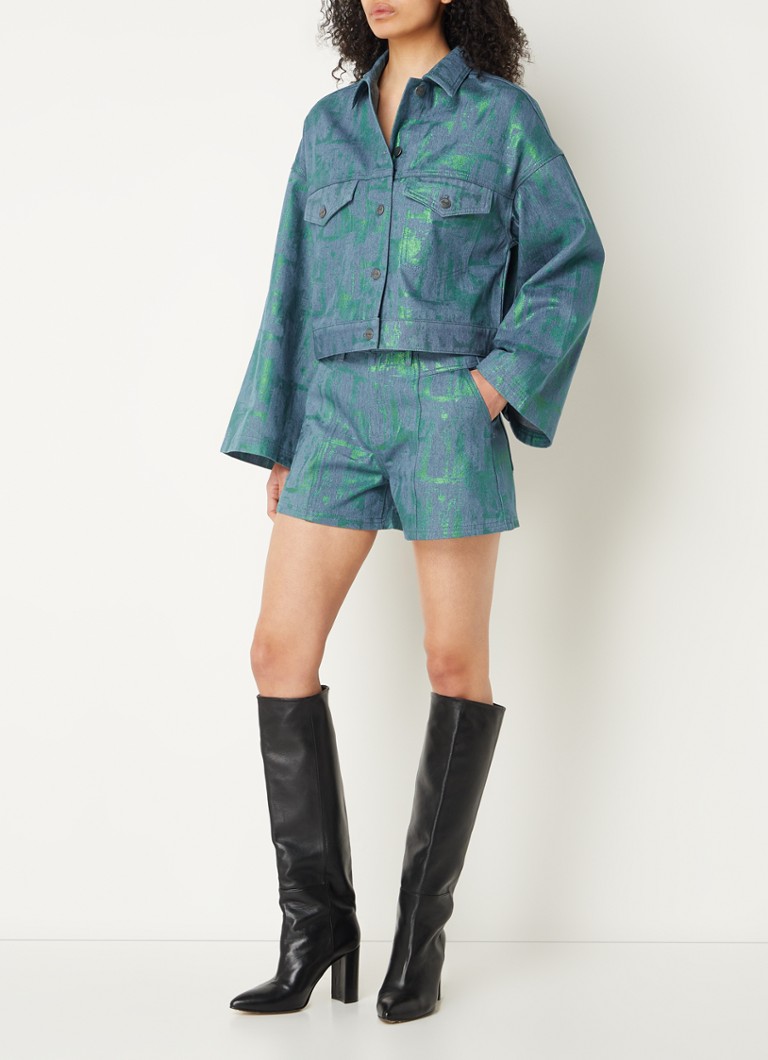 Chaqueta vaquera elegante con estampado y bolsillos en el pecho.