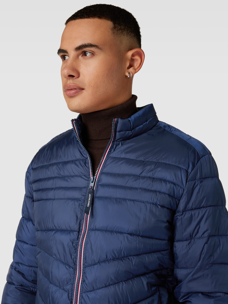 Steppjacke mit Label-Patch Modell 'HERO' in dunkelblau