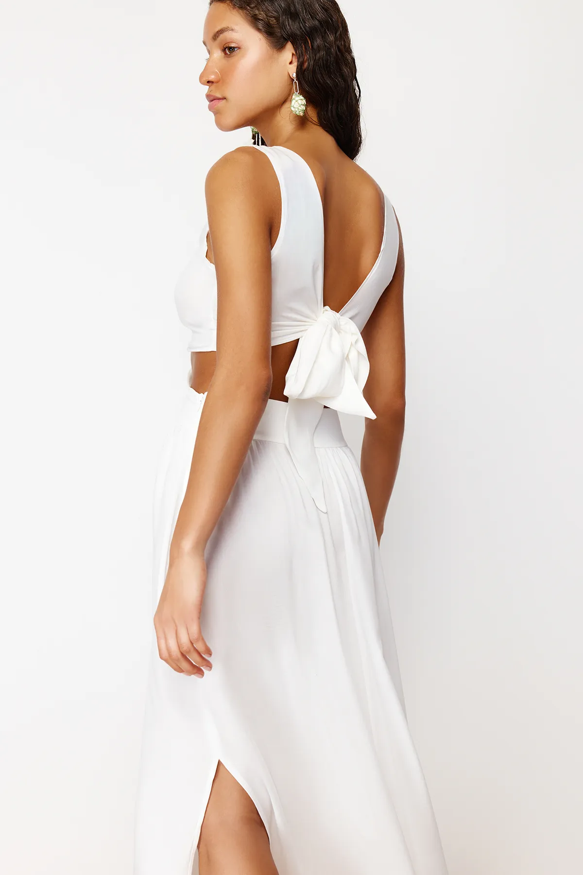 Trendyol Collection  Ecrufarbenes Maxi-Strandkleid mit gewebten Quasten TBESS21EL3624