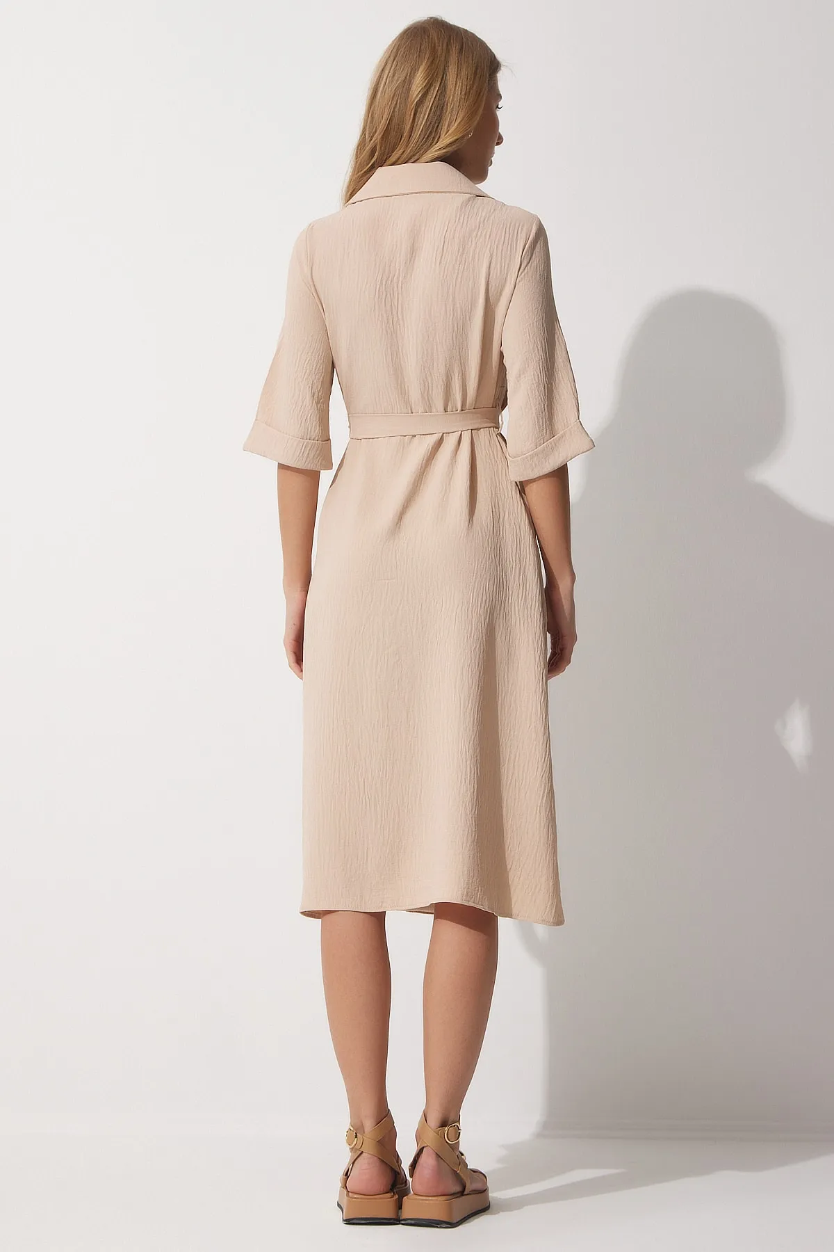 Happiness İstanbul  Cremefarbenes Sommer-Hemdkleid für Damen mit Gürtel MX00045