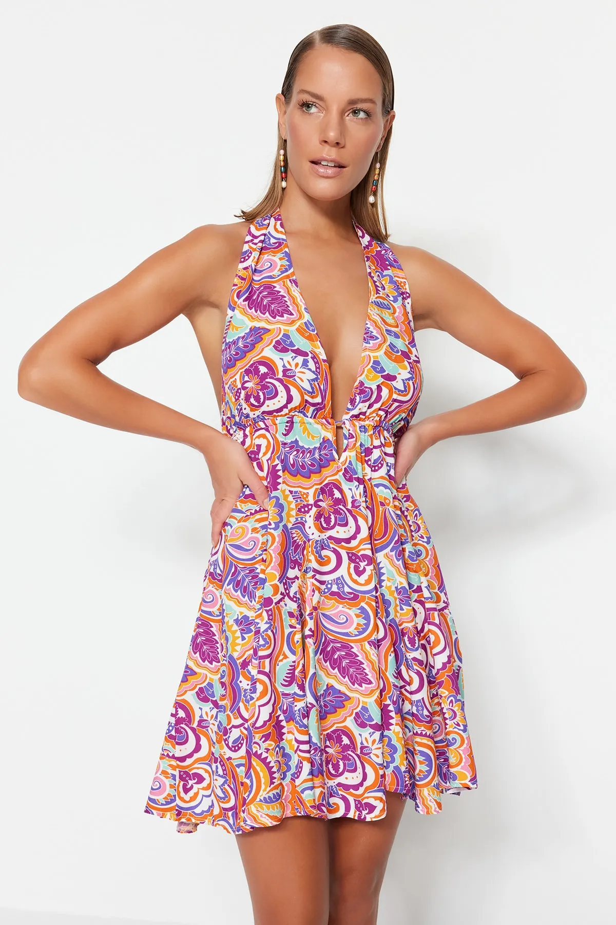 Trendyol Collection  Abstrakt gemustertes rückenfreies Mini-Strandkleid aus Webstoff TBESS23EL00061