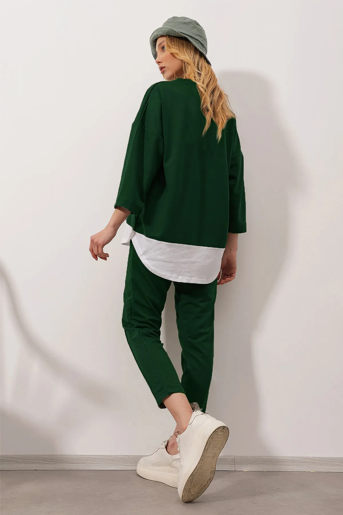 Trend Alaçatı Stili  Smaragdgrüner Damenanzug mit farbiger Bluse mit Rundhalsausschnitt und gerippten Nähten und Doppeltaschen ALC-X8175