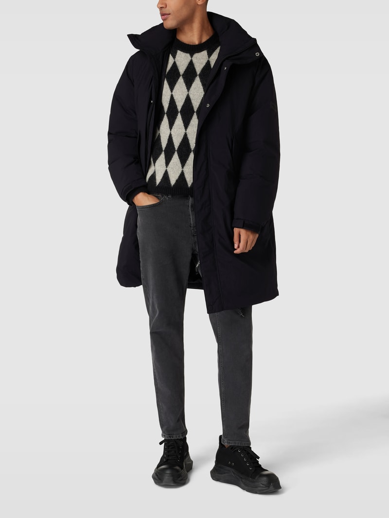 Daunenmantel mit Label-Patch in schwarz